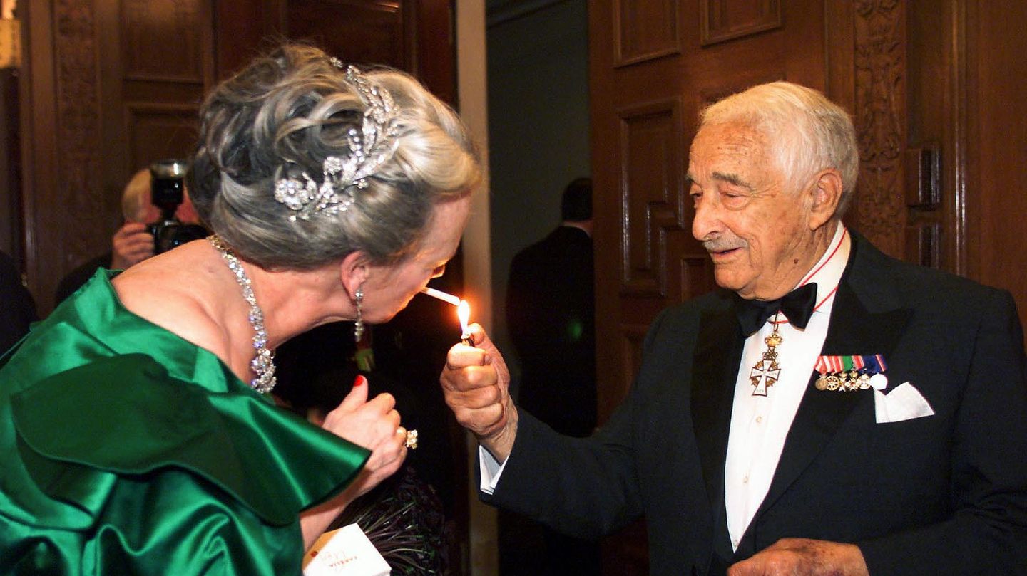 Hier lässt Margrethe sich im November 1999 von Victor Borge in New York Feuer geben.