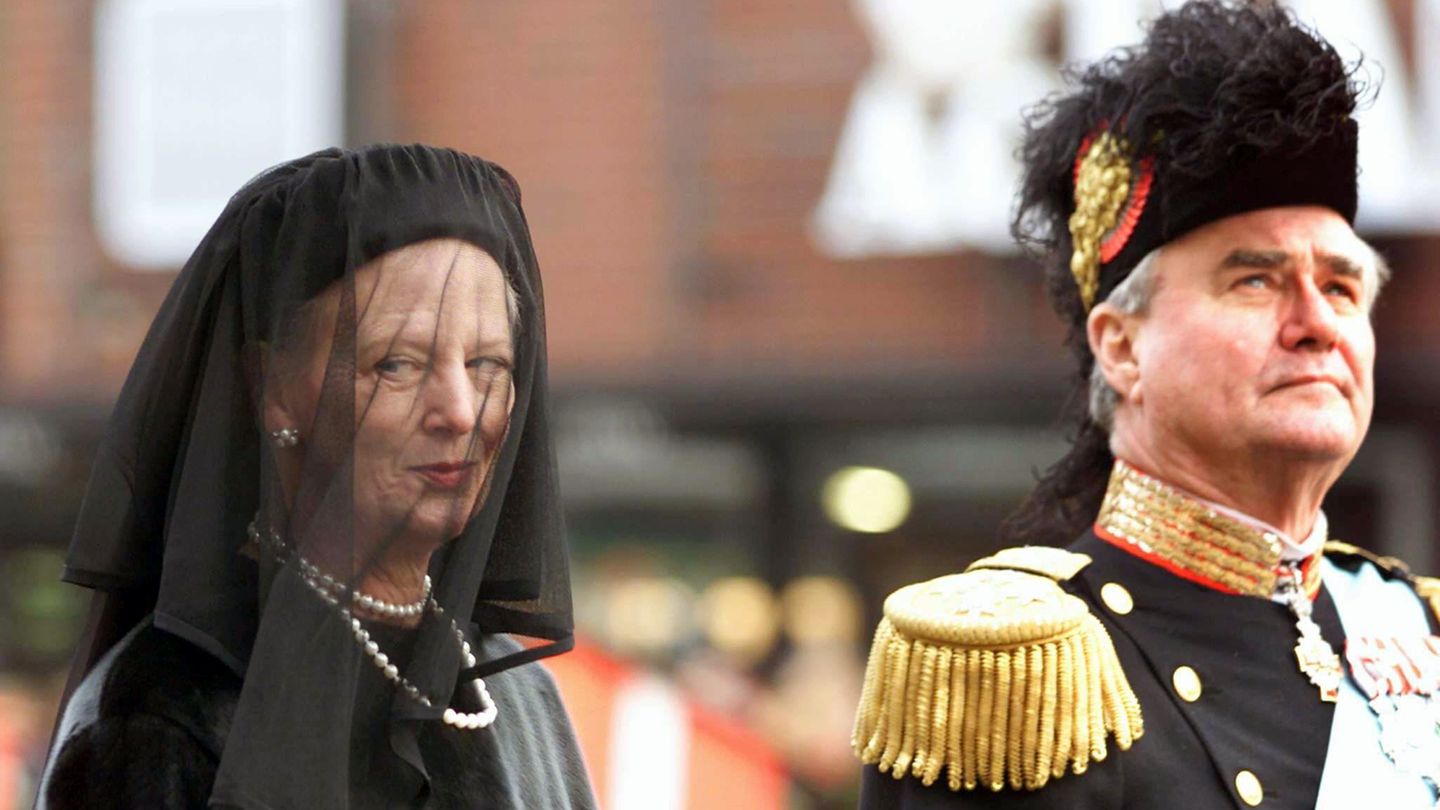 Margrethe II. und Prinzgemahl Henrik führen den Trauerzug hinter dem Sarg mit der Königinmutter Ingrid