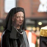 Margrethe II. und Prinzgemahl Henrik führen den Trauerzug hinter dem Sarg mit der Königinmutter Ingrid