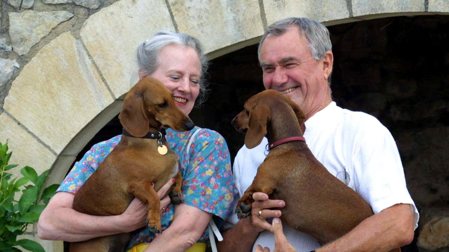 Königin Margrethe von Dänemark und ihr Mann, Prinz Henrik, posieren mit ihren Dackeln