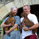 Königin Margrethe von Dänemark und ihr Mann, Prinz Henrik, posieren mit ihren Dackeln