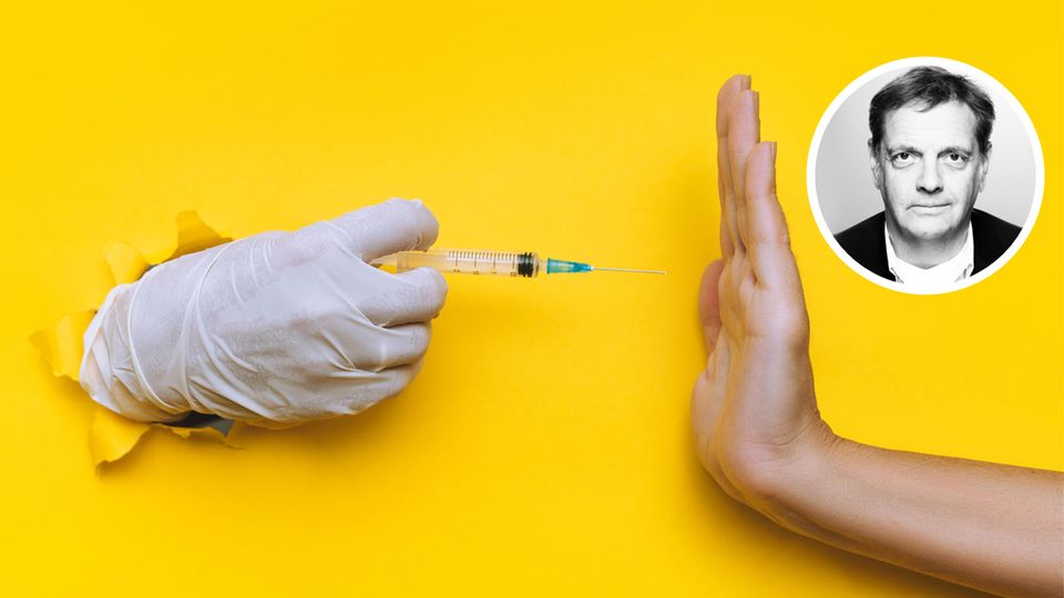 Eine Hand lehnt eine Impfspritze ab