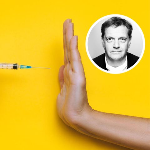Eine Hand lehnt eine Impfspritze ab