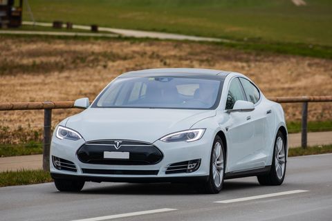 Ein Tesla Model S fährt auf einer Straße