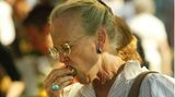 Ganz privat: Hier probiert Margrethe im Jahr 2003 auf einem Markt im französischen Cahors die Ware.
