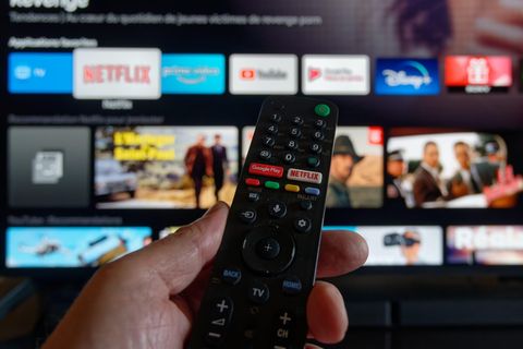 Fernbedienung vor Programm mehrerer Streaminganbieter.