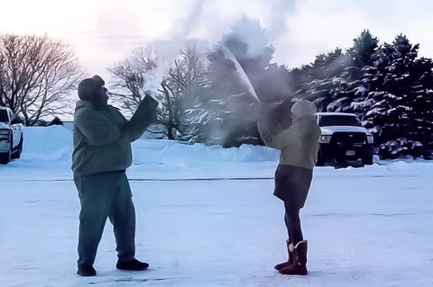 Kälte bei  -20 Grad: Paar duelliert sich mit Wasserpistolen – aber keiner wird nass
