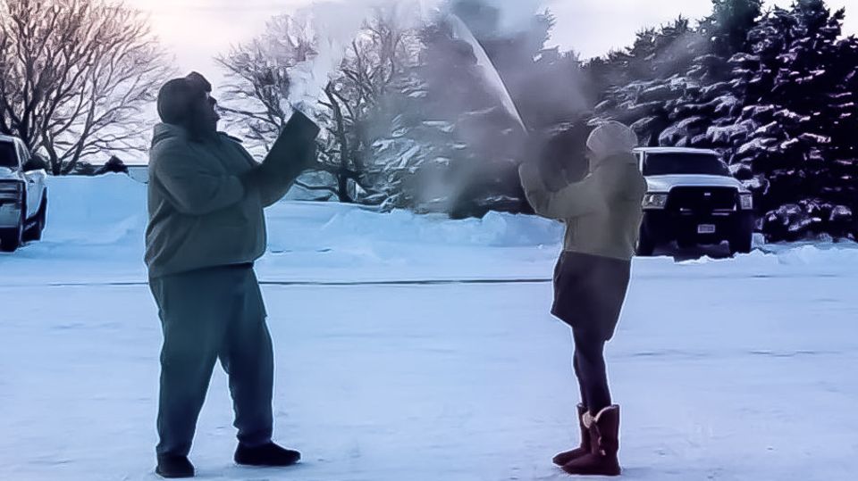Kälte bei  -20 Grad: Paar duelliert sich mit Wasserpistolen – aber keiner wird nass