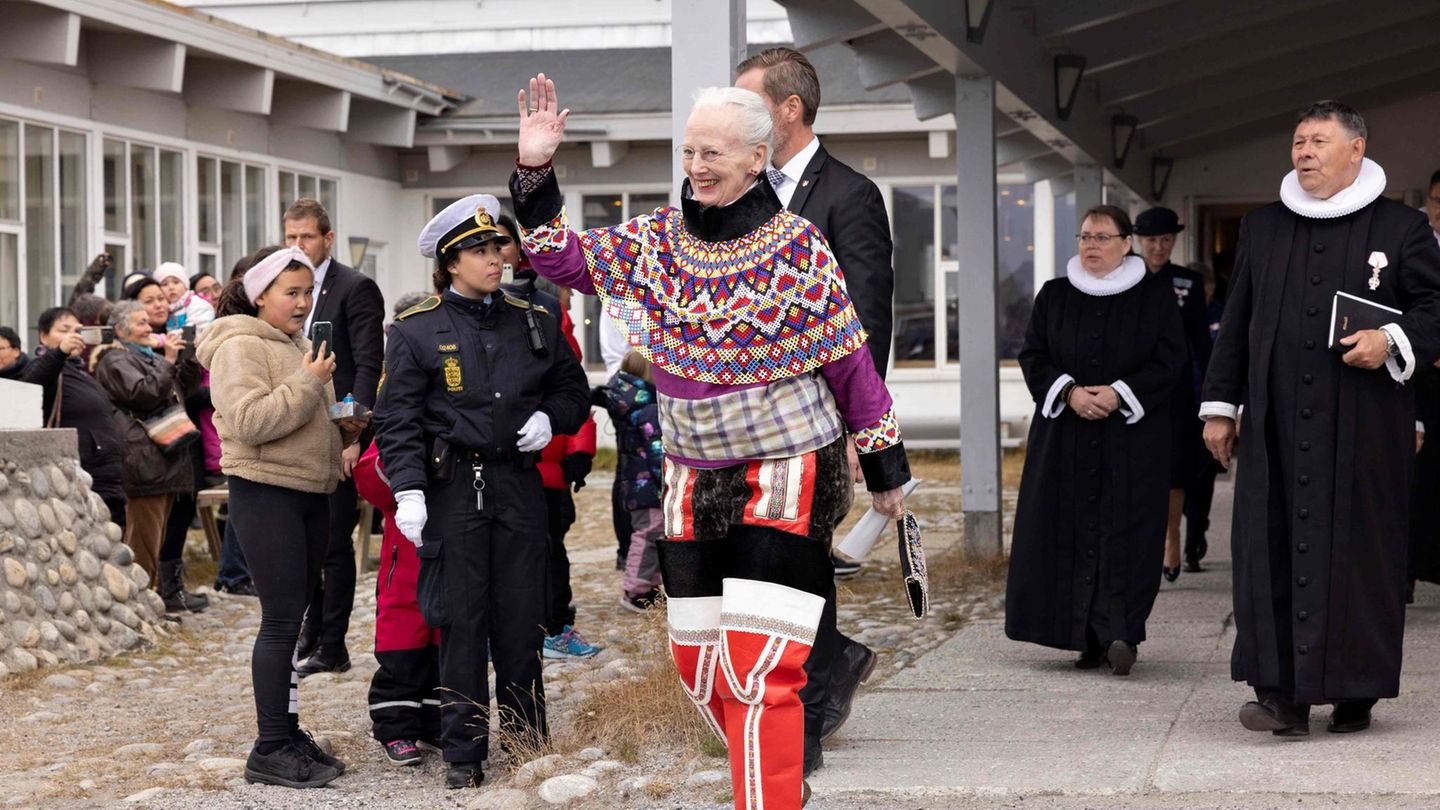 Hier zu sehen ist sie bei einem Staatsbesuch im Oktober 2021 in traditioneller grönländischer Kleidung.