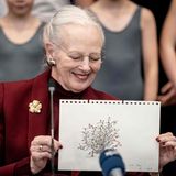 Margrethe präsentiert eine Skizze