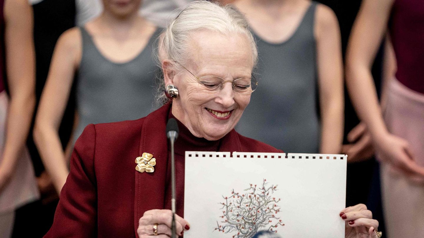 Margrethe präsentiert eine Skizze