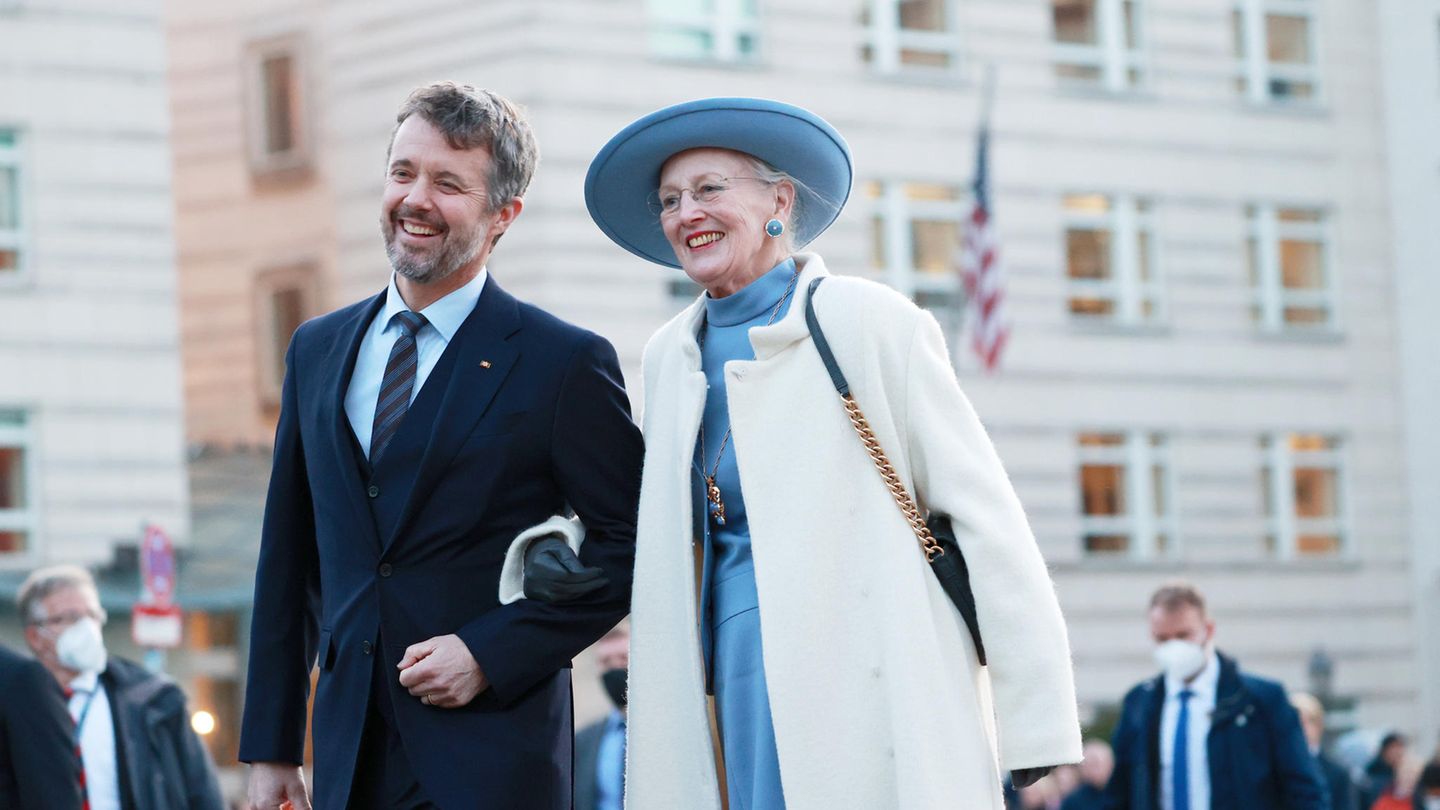 Im November 2021 haben Margrethe und Kronprinz Frederik Deutschland besucht. Hier sind sie am Brandenburger Tor