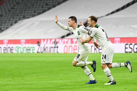 Mönchengladbachs Stefan Lainer (l.) jubelt zusammen mit Tony Jantschke nach seinem Treffer zum 1:2 in München