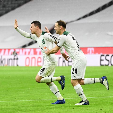 Mönchengladbachs Stefan Lainer (l.) jubelt zusammen mit Tony Jantschke nach seinem Treffer zum 1:2 in München