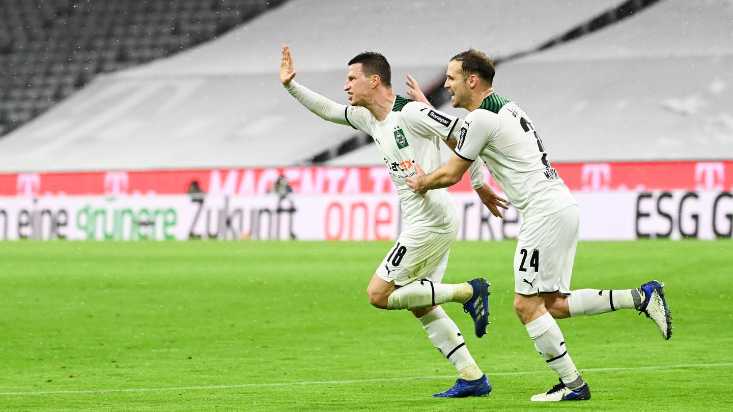 Mönchengladbachs Stefan Lainer (l.) jubelt zusammen mit Tony Jantschke nach seinem Treffer zum 1:2 in München