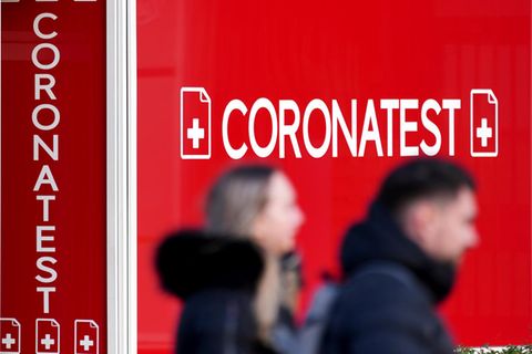 Zwei Menschen passieren ein Corona-Testzentrum in Berlin