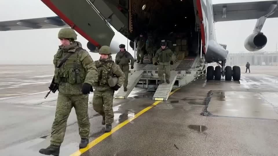Video: Russisches Militär in Kasachstan angekommen Video: Russisches Militär in Kasachstan angekommen
