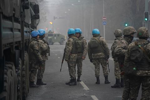 Soldaten bereiten sich in Kasachstan darauf vor, Demonstranten zu stoppen