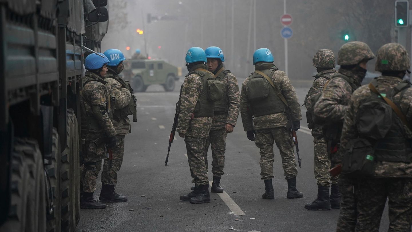 Soldaten bereiten sich in Kasachstan darauf vor, Demonstranten zu stoppen