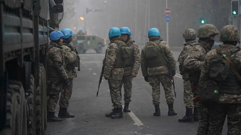 Soldaten bereiten sich in Kasachstan darauf vor, Demonstranten zu stoppen