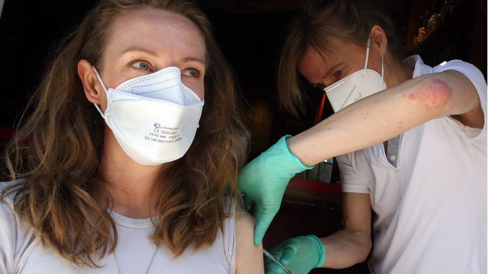 Eine junge Frau lässt sich in der Revolte-Bar in Berlin gegen das Coronavirus impfen