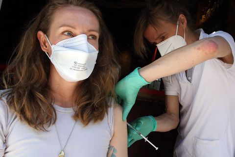 Eine junge Frau lässt sich in der Revolte-Bar in Berlin gegen das Coronavirus impfen