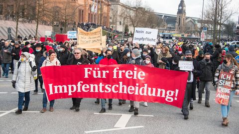Teilnehmer einer Demonstration gegen Corona-Einschränkungen sind in der Hamburger Innenstadt unterwegs