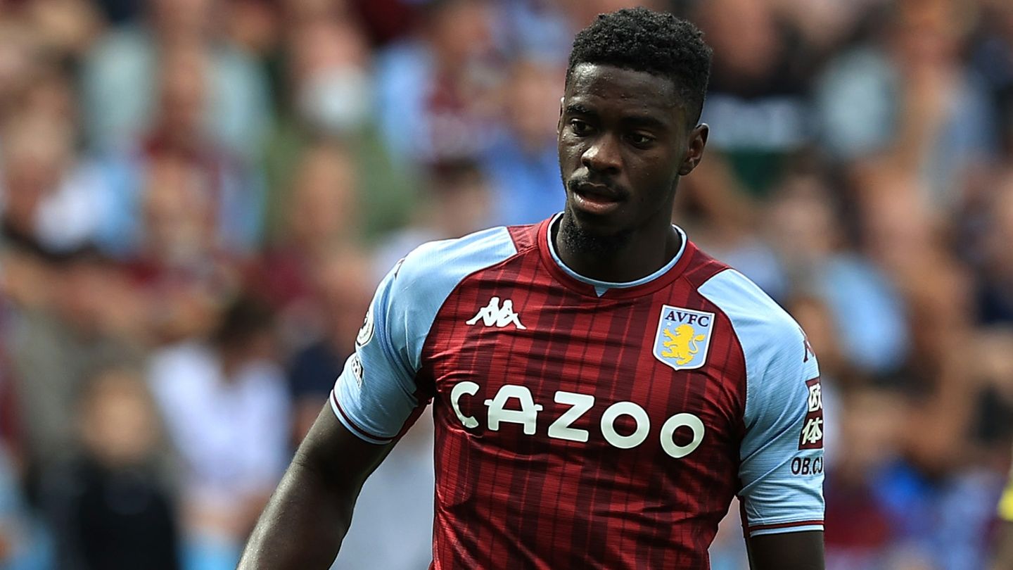 Manchester United: Alex Tuanzebe joins Napoli