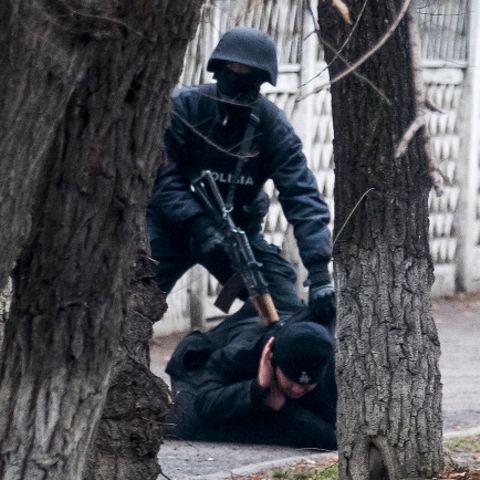 Almaty, Kasachstan: Ein bewaffneter Polizist hält einen Demonstranten inmitten der Unruhen auf dem Boden fest.
