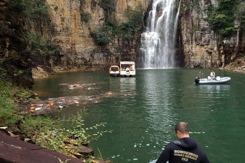 Rettungskräfte arbeiten am See in Brasilien, bei dem ein Felssturz mehrere Menschen tötete