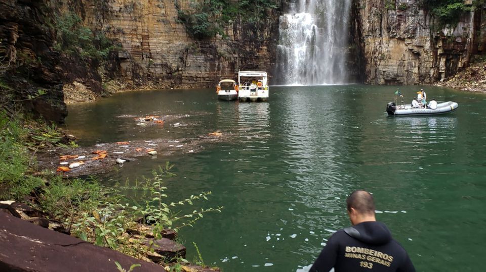 Rettungskräfte arbeiten am See in Brasilien, bei dem ein Felssturz mehrere Menschen tötete