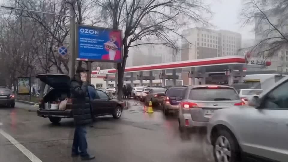 Video: Kein Treibstoff - Lange Schlangen in Almaty Video: Kein Treibstoff - Lange Schlangen in Almaty