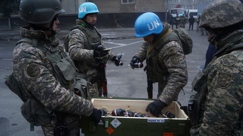 Almaty, Kasachstan: Soldaten wählen Blendgranaten aus