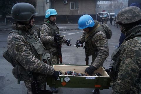 Almaty, Kasachstan: Soldaten wählen Blendgranaten aus