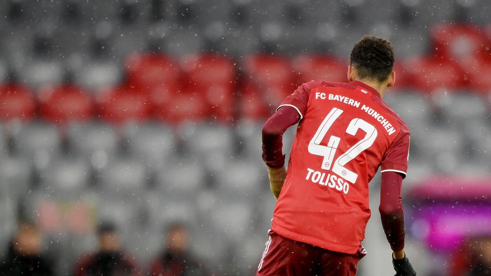 Irgendetwas stimmt hier nicht Irgendetwas stimmt hier nicht. Corentin Tolisso trägt bei den Bayern die 24 auf dem Trikot. Die 42 gehört Jamal Musiala. Wer also steht hier in München auf dem Platz? Es ist tatsächlich Musiala, der in der zweiten Halbzeit im falsch beflockten Trikot spielte. Bayern-Trainer Julian Nagelsmann nahm es locker: "Zeugwart bin ich nicht. Ich gehe von einer Verwechslung aus."