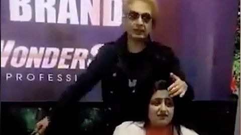 Model auf den Kopf gespuckt – Indischer Starfriseur sorgt für Eklat