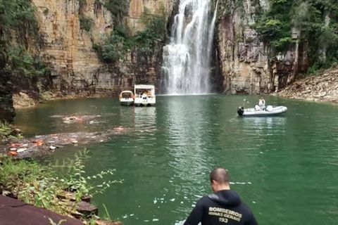 Video: Mittlerweile zehn Tote nach Felssturz am Wasserfall