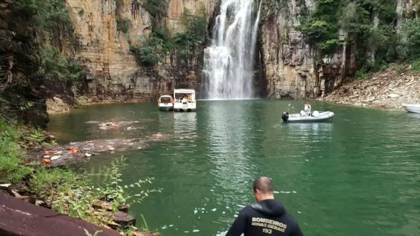 Video: Meanwhile ten dead after a rock fall at the waterfall