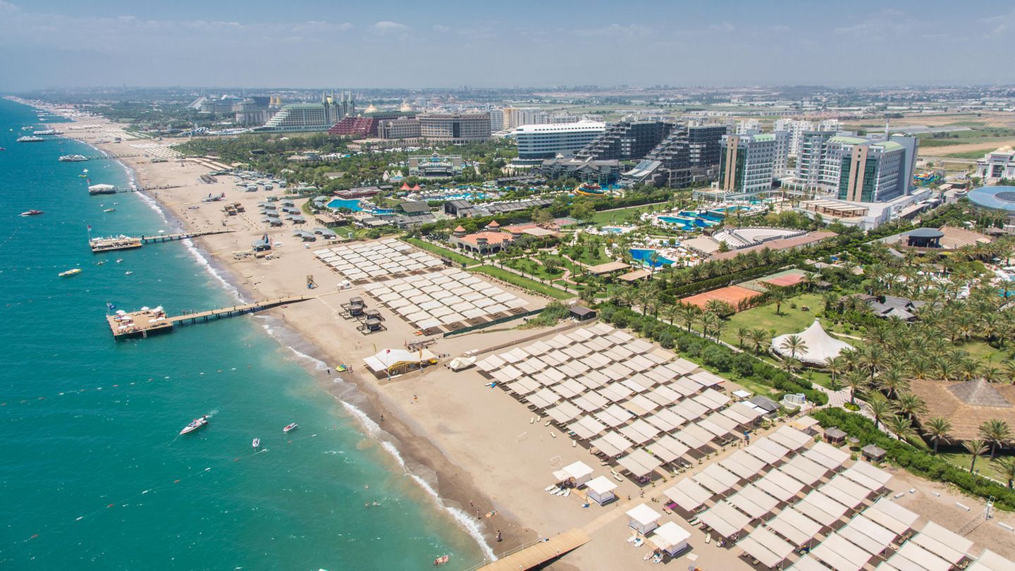 Türkei  Durch den dramatischen Verfall der türkischen Lira und den damit günstigen Pauschalreisepreisen versucht die Türkei die Touristen anzulocken. Doch seit dem 17. August 2021 ist das gesamte Land laut RKI ein Hochrisikogebiet.