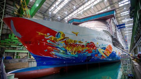In der Schiffbauhalle der MV Werften liegt das im Bau befindliche Kreuzfahrtschiff "Global Dream“ im Baudock.