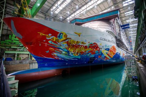 In der Schiffbauhalle der MV Werften liegt das im Bau befindliche Kreuzfahrtschiff "Global Dream“ im Baudock.