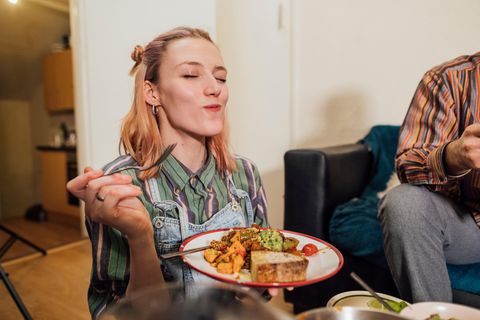 Eine Frau genießt veganes Essen