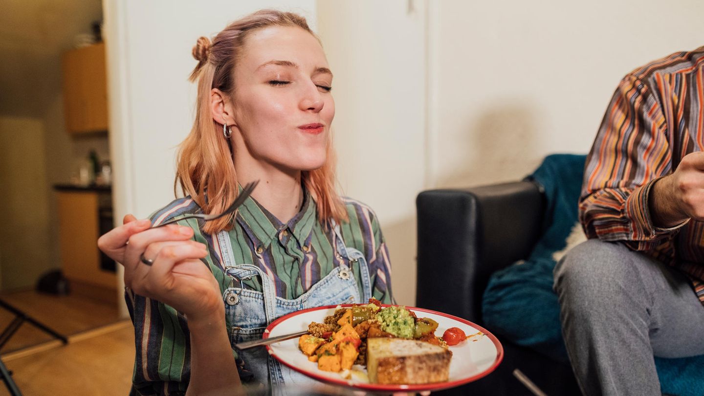 Eine Frau genießt veganes Essen