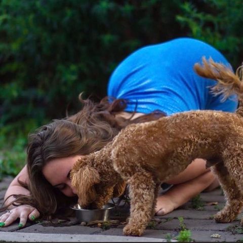 Jenna Phillips trinkt und isst auch gerne wie ein Hund 