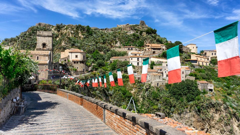 Italiens Dörfer verkaufen Häuser