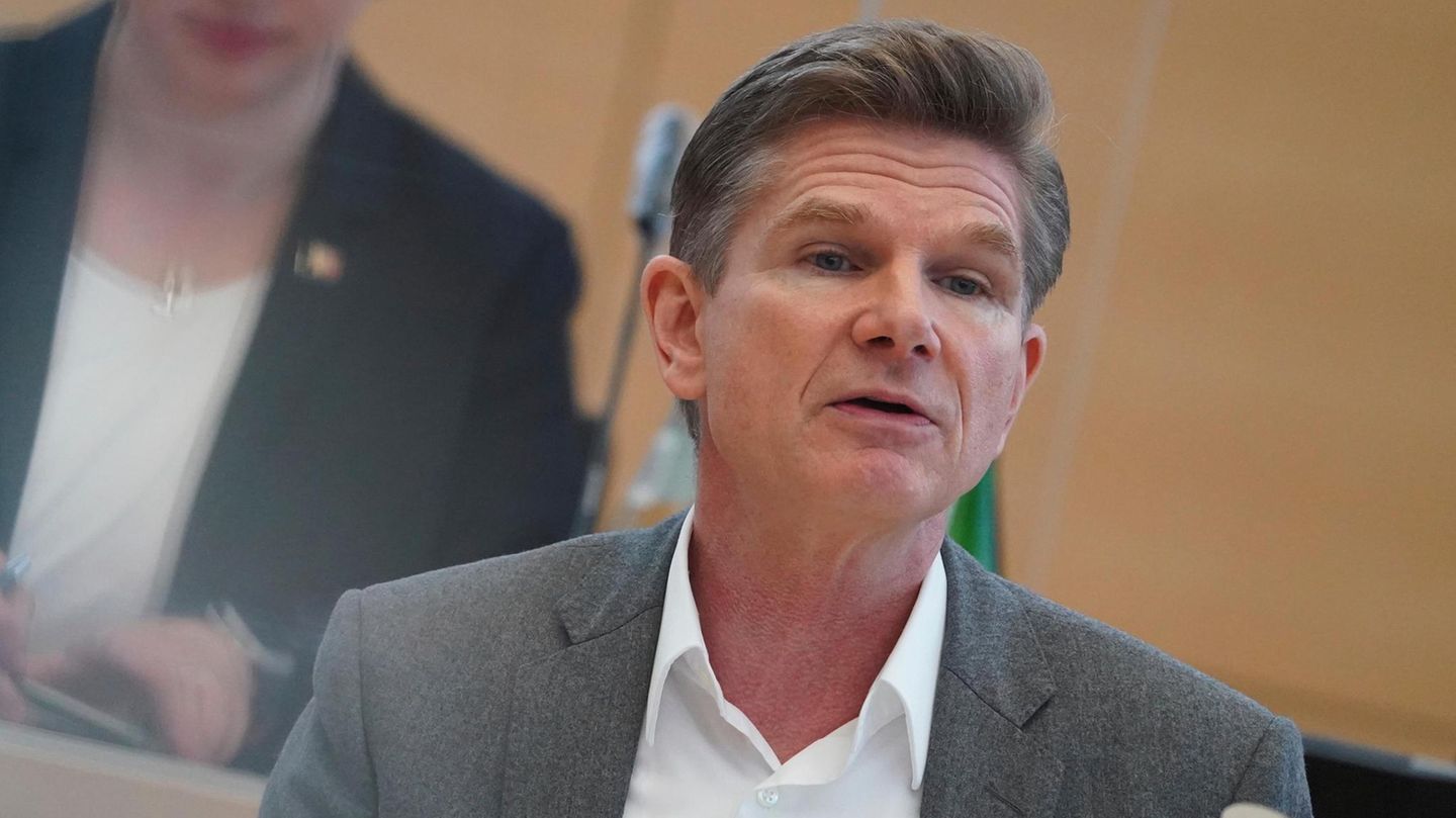 Heiner Garg ist stellvertretender Ministerpräsident und Minister für Soziales, Gesundheit, Jugend, Familie und Senioren in Schleswig-Holstein. Der promovierte Volkswirt ist auch Landesvorsitzender der FDP. Er befürwortet eine allgemeine Impfpflicht – anders als etwa Parteivize Wolfgang Kubicki. Die Pandemie hat Garg monatelang von seinem Freund getrennt, der amerikanischer Staatsbürger ist und in New York lebte. Das Paar hat kürzlich geheiratet.