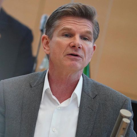 Heiner Garg ist stellvertretender Ministerpräsident und Minister für Soziales, Gesundheit, Jugend, Familie und Senioren in Schleswig-Holstein. Der promovierte Volkswirt ist auch Landesvorsitzender der FDP. Er befürwortet eine allgemeine Impfpflicht – anders als etwa Parteivize Wolfgang Kubicki. Die Pandemie hat Garg monatelang von seinem Freund getrennt, der amerikanischer Staatsbürger ist und in New York lebte. Das Paar hat kürzlich geheiratet.