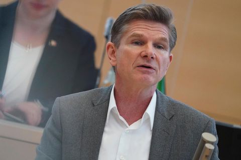 Heiner Garg ist stellvertretender Ministerpräsident und Minister für Soziales, Gesundheit, Jugend, Familie und Senioren in Schleswig-Holstein. Der promovierte Volkswirt ist auch Landesvorsitzender der FDP. Er befürwortet eine allgemeine Impfpflicht – anders als etwa Parteivize Wolfgang Kubicki. Die Pandemie hat Garg monatelang von seinem Freund getrennt, der amerikanischer Staatsbürger ist und in New York lebte. Das Paar hat kürzlich geheiratet.