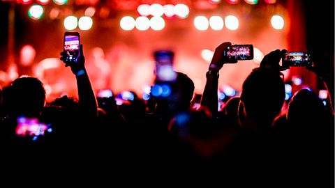 Besucher filmen ein Konzert