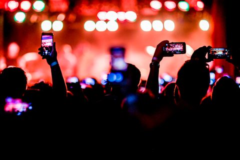 Besucher filmen ein Konzert
